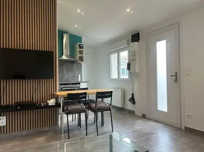 Cuisine ou kitchenette dans l'établissement maison proche du Groupama Stadium