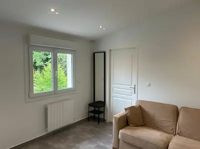Coin salon dans l'établissement maison proche du Groupama Stadium