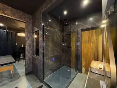 Salle de bains dans l'établissement love Room claire 1