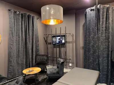Télévision ou salle de divertissement dans l'établissement love Room claire 1