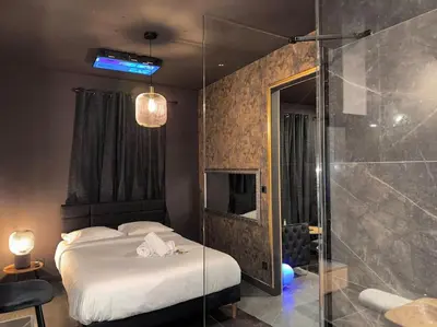Salle de bains dans l'établissement love Room claire 1