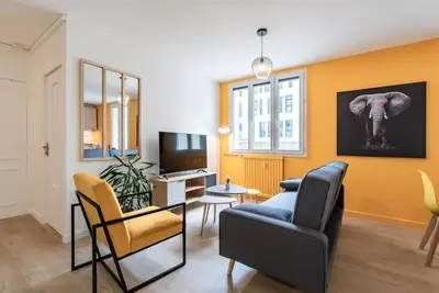 Télévision ou salle de divertissement dans l'établissement Appartement rénové pour 6 avec parking