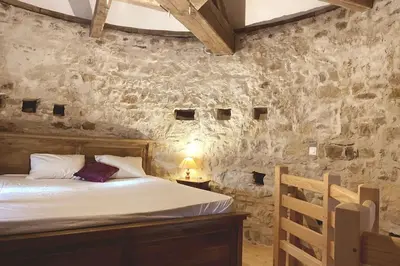 Un ou plusieurs lits dans un hébergement de l'établissement Château Frontonas gîte ferme