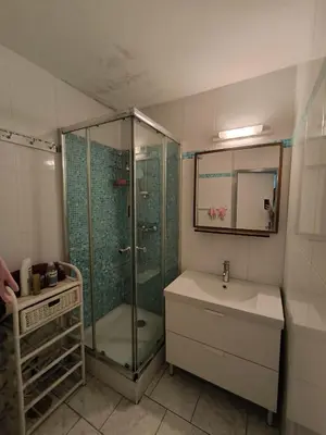 Salle de bains dans l'établissement Chambres privées