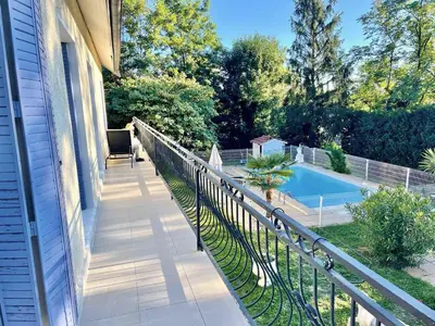 Piscine de l'établissement Chambre dans villa avec SDB WC et piscine privée ou située à proximité