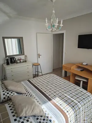 Télévision ou salle de divertissement dans l'établissement Chambre dans villa avec SDB WC et piscine privée