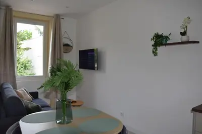 Télévision ou salle de divertissement dans l'établissement Élégant T2 à Bron, Tramway à 2min, Box Parking, 4Personnes