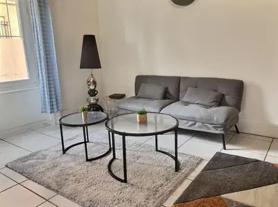 Coin salon dans l'établissement Appartement Élégant et Confortable coté gare