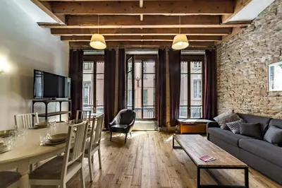 Coin salon dans l'établissement All in Lyon | Grand T3 esprit loft – Central