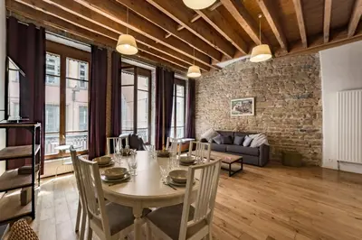 Coin salon dans l'établissement All in Lyon | Grand T3 esprit loft – Central