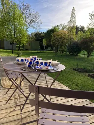 Jardin de l'établissement Une chambre d'hôte dans les bois