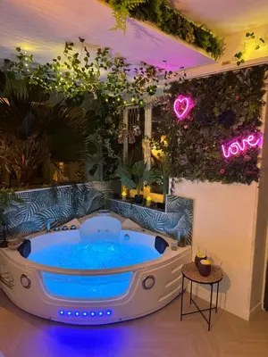 Piscine de l'établissement Jungle room - Lyon Est ou située à proximité
