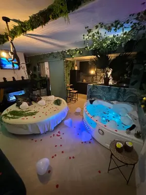Piscine de l'établissement Jungle room - Lyon Est ou située à proximité