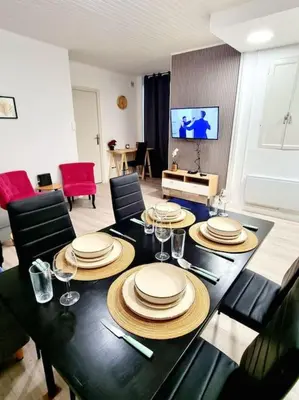 Télévision ou salle de divertissement dans l'établissement Appartement Neuf Rénové