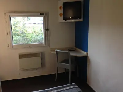 Télévision ou salle de divertissement dans l'établissement hotelF1 Saint Etienne Est La Grand Croix