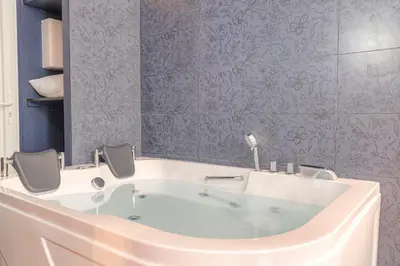 Salle de bains dans l'établissement Design et Pop avec balnéo