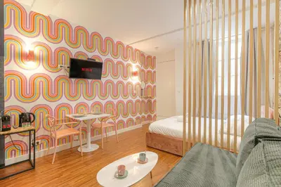 Télévision ou salle de divertissement dans l'établissement Design et Pop avec balnéo