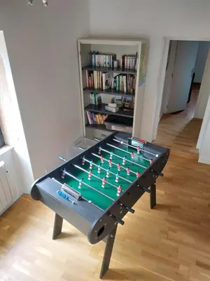 Salle de jeux dans l'établissement Gîte avec jardin