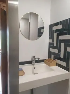Salle de bains dans l'établissement Gîte avec jardin