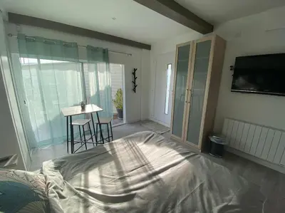 Un ou plusieurs lits dans un hébergement de l'établissement Beau studio neuf et équipé