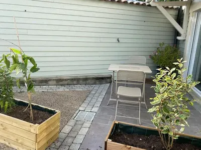 Jardin de l'établissement Beau studio neuf et équipé