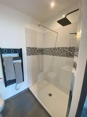 Salle de bains dans l'établissement Beau studio neuf et équipé