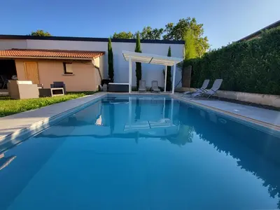 Piscine de l'établissement Escapade relaxante Jonage ou située à proximité