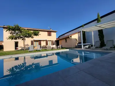 Piscine de l'établissement Escapade relaxante Jonage ou située à proximité