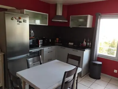 Cuisine ou kitchenette dans l'établissement T2 rénové avec parking privé à proximité de LYON