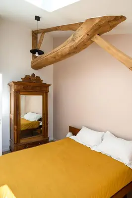 Un ou plusieurs lits dans un hébergement de l'établissement La maison du Sophora grande maison 3 chambres