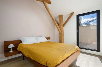 Un ou plusieurs lits dans un hébergement de l'établissement La maison du Sophora grande maison 3 chambres