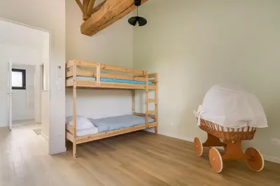Un ou plusieurs lits dans un hébergement de l'établissement La maison du Sophora grande maison 3 chambres