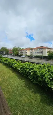 Jardin de l'établissement Le cocon de soie Superbe T3 à Vaulx en Velin