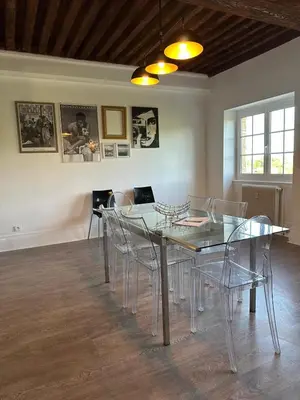 Coin salon dans l'établissement Séjourner au Château de la Roue Grand appartement 160 m2