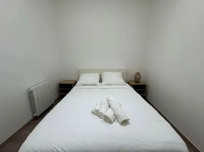 Un ou plusieurs lits dans un hébergement de l'établissement Joli Appartement Saint-germain