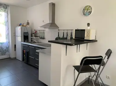 Cuisine ou kitchenette dans l'établissement HOMEYPIC T3 en rez de jardin proche de Lyon