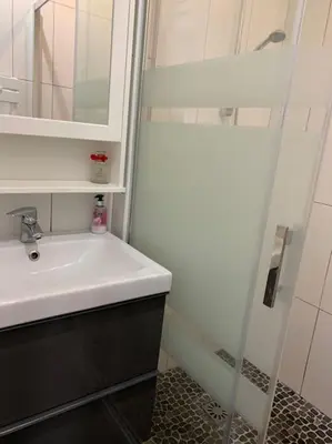 Salle de bains dans l'établissement HOMEYPIC T3 en rez de jardin proche de Lyon