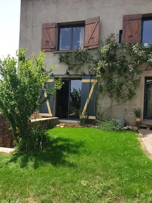 Jardin de l'établissement Charmante maison de famille près de Lyon