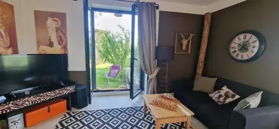 Télévision ou salle de divertissement dans l'établissement Charmante maison de famille près de Lyon