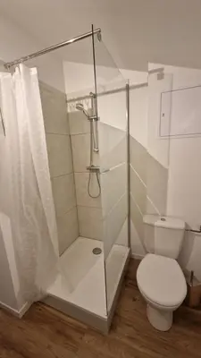 Salle de bains dans l'établissement Le Bourg