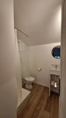 Salle de bains dans l'établissement Le Bourg