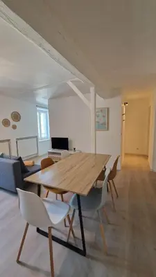 Télévision ou salle de divertissement dans l'établissement Le Bourg