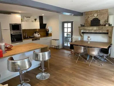 Cuisine ou kitchenette dans l'établissement Maison La Réclusière 4 étoiles - Piscine