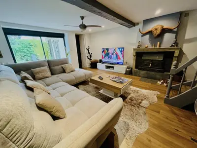 Télévision ou salle de divertissement dans l'établissement Maison La Réclusière 4 étoiles - Piscine