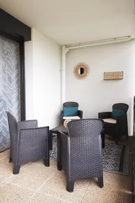 Coin salon dans l'établissement Visitez Lyon Bel Appartement spacieux le Joliot Curie 4-6 pers à Lyon - Eurexpo - LDLC ARENA