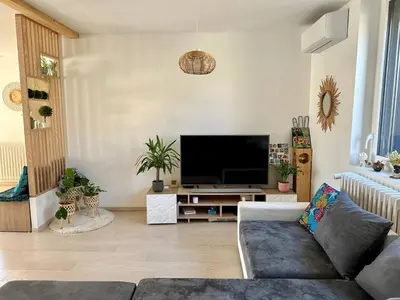 Télévision ou salle de divertissement dans l'établissement Agréable maison rénovée, en ville et au calme !