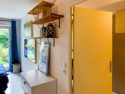 Télévision ou salle de divertissement dans l'établissement Appartement T2 avec jardin et parking