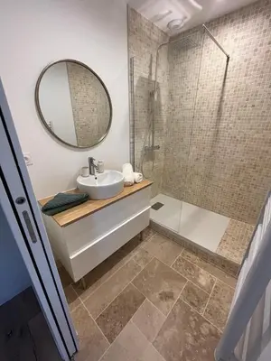 Salle de bains dans l'établissement Maison Chaleureuse 2