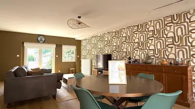 Télévision ou salle de divertissement dans l'établissement Parking et extérieur à 50m de la Saône