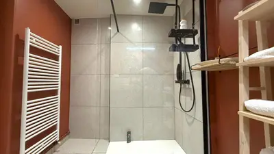 Salle de bains dans l'établissement Parking et extérieur à 50m de la Saône